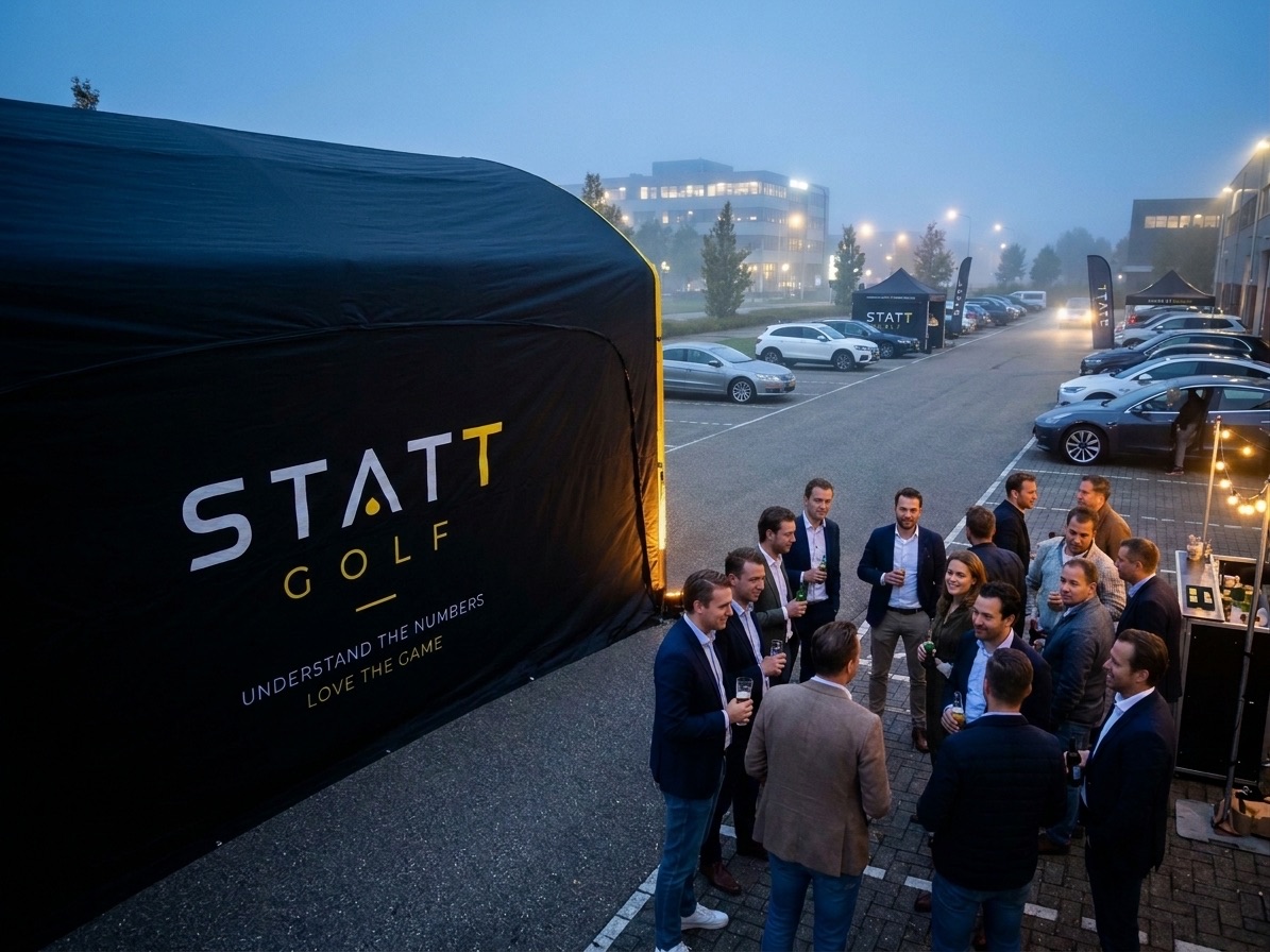 Bedrijfsevent bij de Statt Golf-tent: gasten in gesprek naast de zwarte tent met het Statt Golf-logo