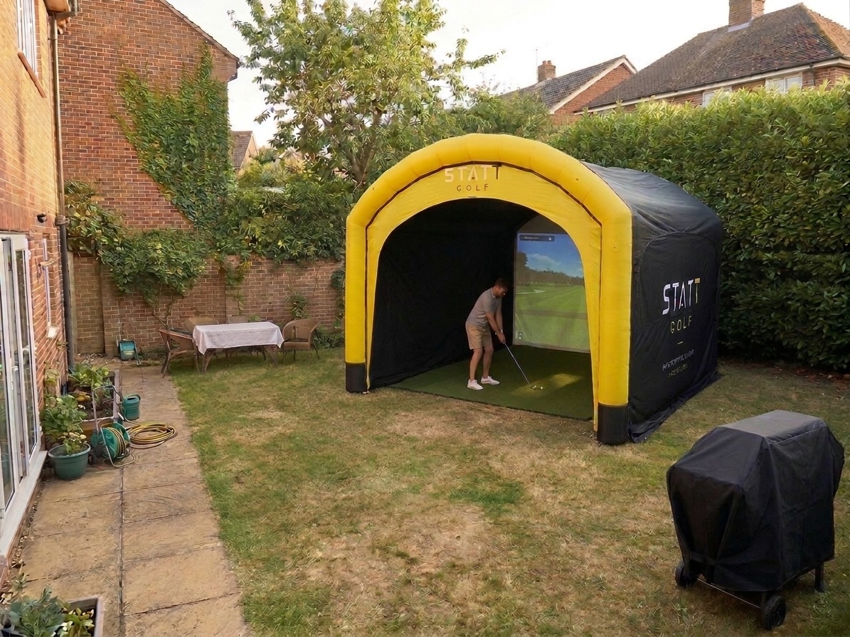 Golfer slaat af in de Statt Golf-tent in een achtertuin
